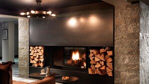 Una sala de estar moderna con chimenea, una mesa de centro y un sofá.