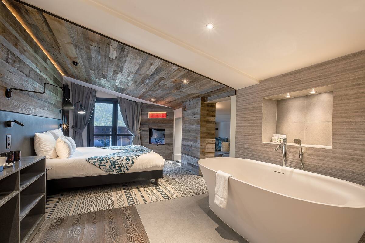 ห้องโรแมนติกสวีท, วิวภูเขา (Refuge) | ตู้นิรภัยในห้องพัก, ผ้าม่านกันแสง, ห้องเก็บเสียง, เตารีด/โต๊ะรีดผ้า