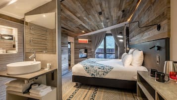 Suite Romantica, vista montagna (Refuge) | Una cassaforte in camera, tende oscuranti, insonorizzazione