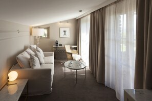 Premium bedding, pillow-top beds, minibar, in-room safe - Mas des Herbes Blanches Hotel & Spa - Relais & Châteaux (Joucas)