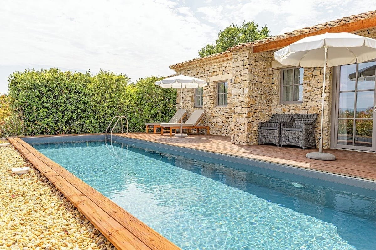 Suite with semi-private pool | Private pool