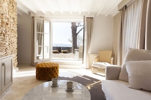 Suite Junior | Literie de qualité, lit avec matelas à plateau-coussin, minibar