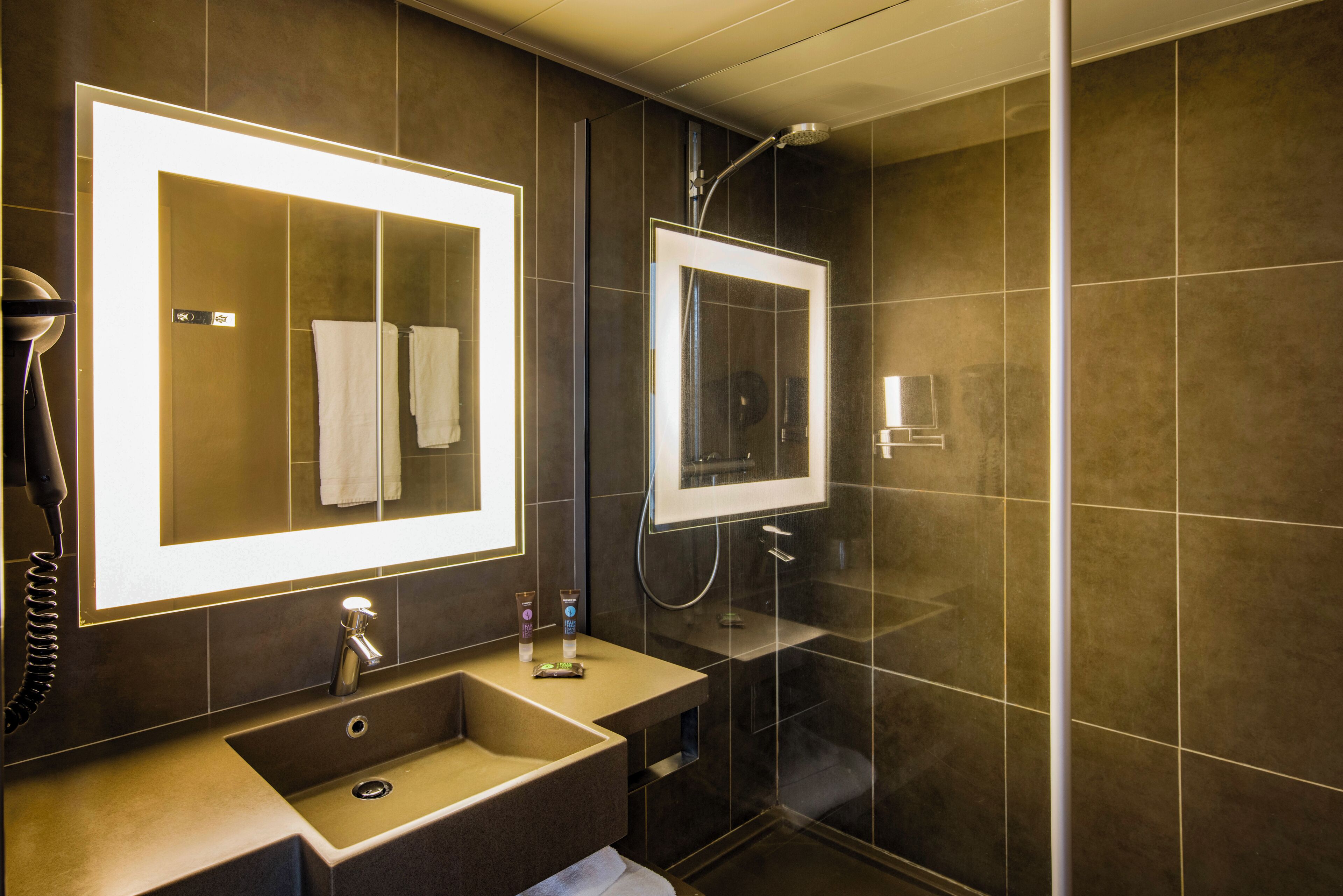 Habitación Confort, 1 cama de matrimonio con sofá cama | Ropa de cama de alta calidad, minibar, caja fuerte y escritorio