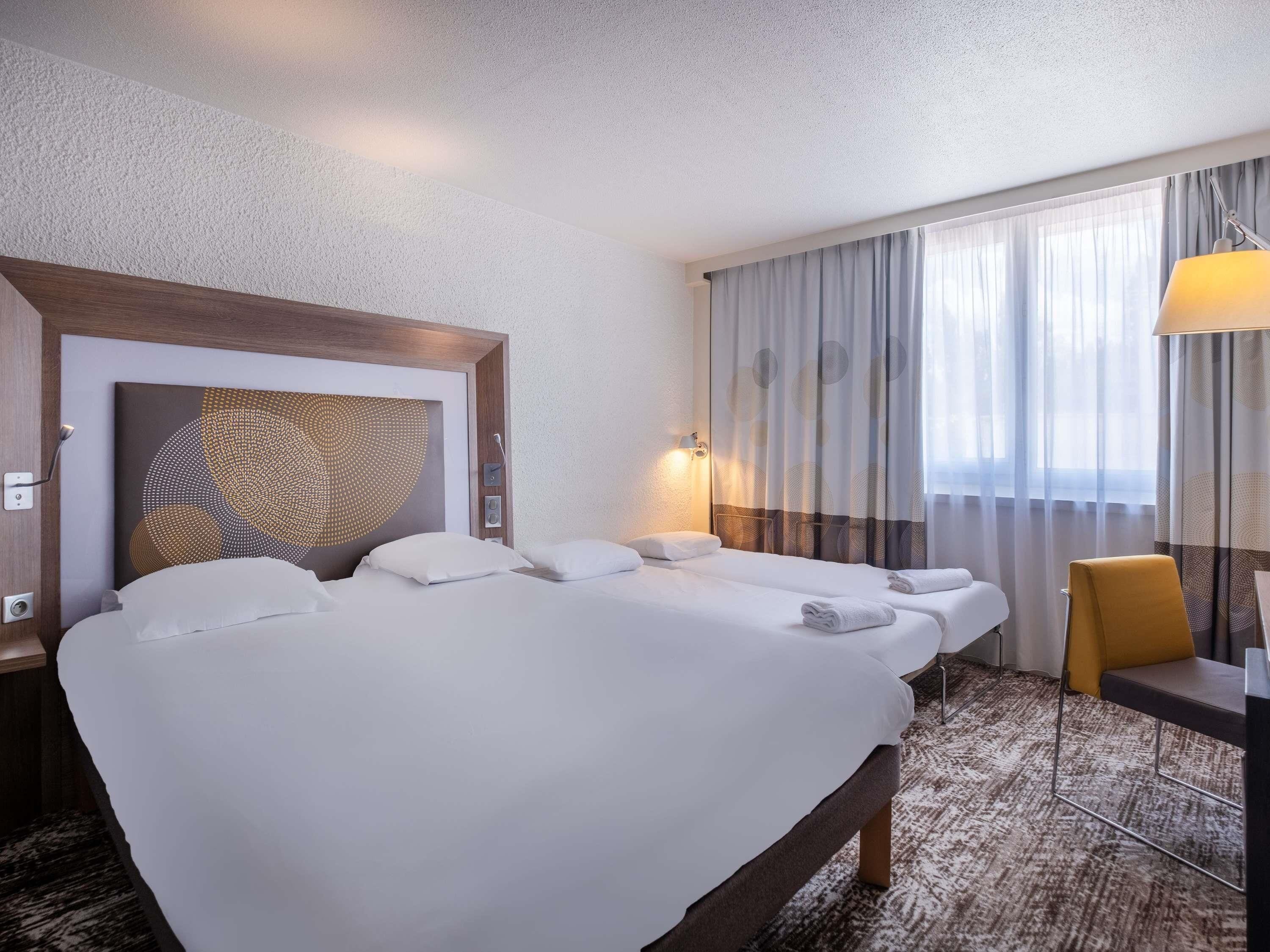 高級客房, 1 張加大雙人床和 1 張沙發床 | 高級寢具、迷你吧、客房內保險箱、書桌