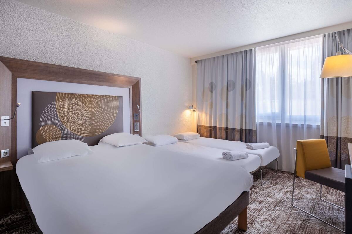 superior room, 1 queen bed with sofa bed | premium bedding, minibar, in-room safe, desk