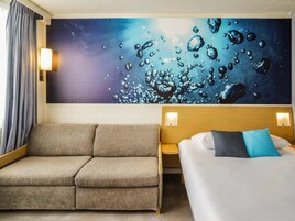舒适客房, 1 张大床和 1 张沙发床 | 高档床上用品、迷你吧、客房内保险箱、办公桌
