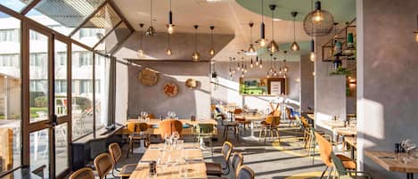 Frokost, lunsj og middag serveres, franske retter, utsikt mot bassenget