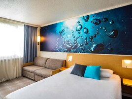 舒适客房, 1 张大床和 1 张沙发床 | 高档床上用品、迷你吧、客房内保险箱、办公桌