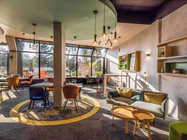 Serviço de café da manhã, culinária francesa, vistas para a piscina 