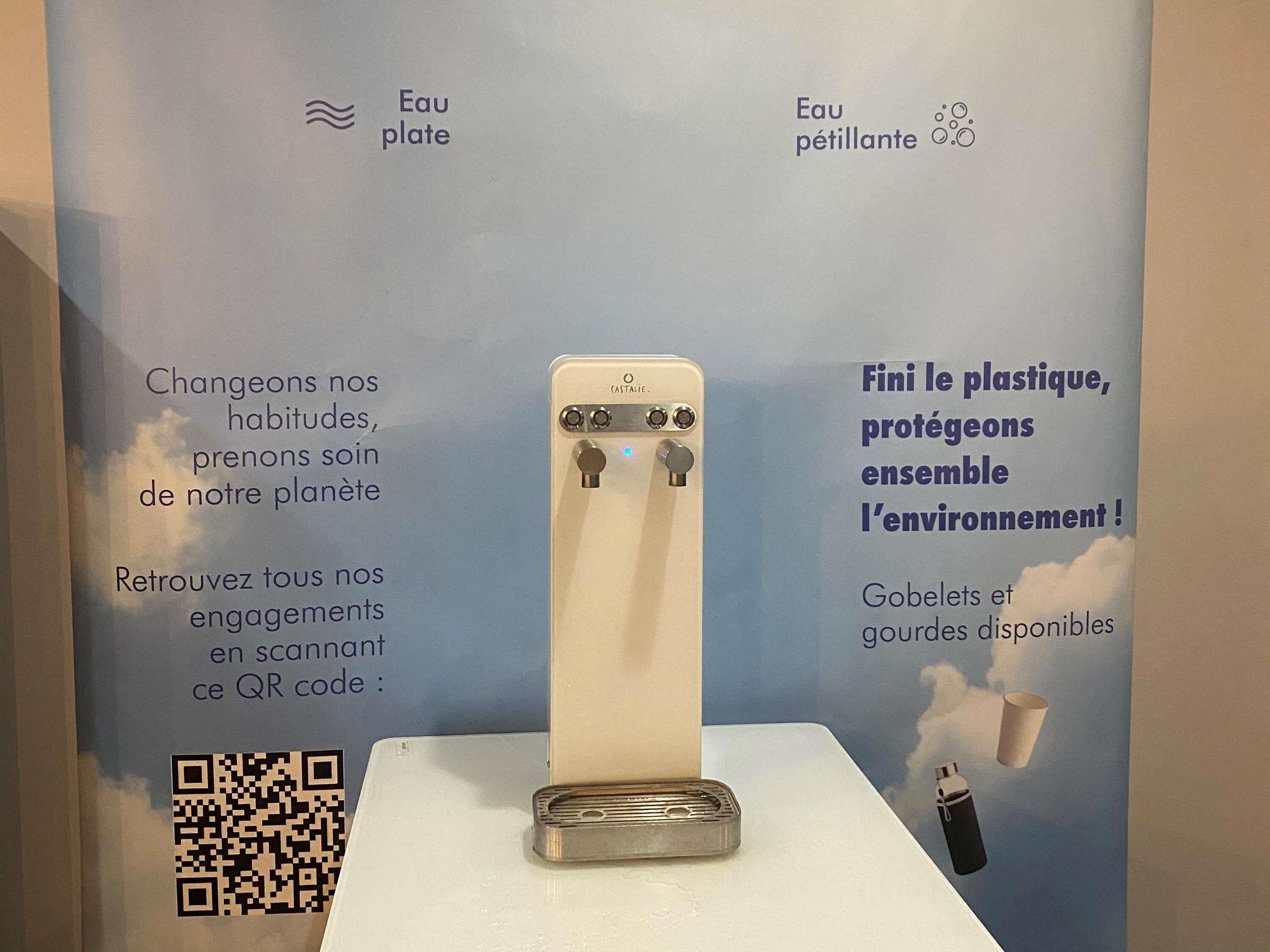 Een QR-code, een waterfles en een waterfleshouder met een QR-code.