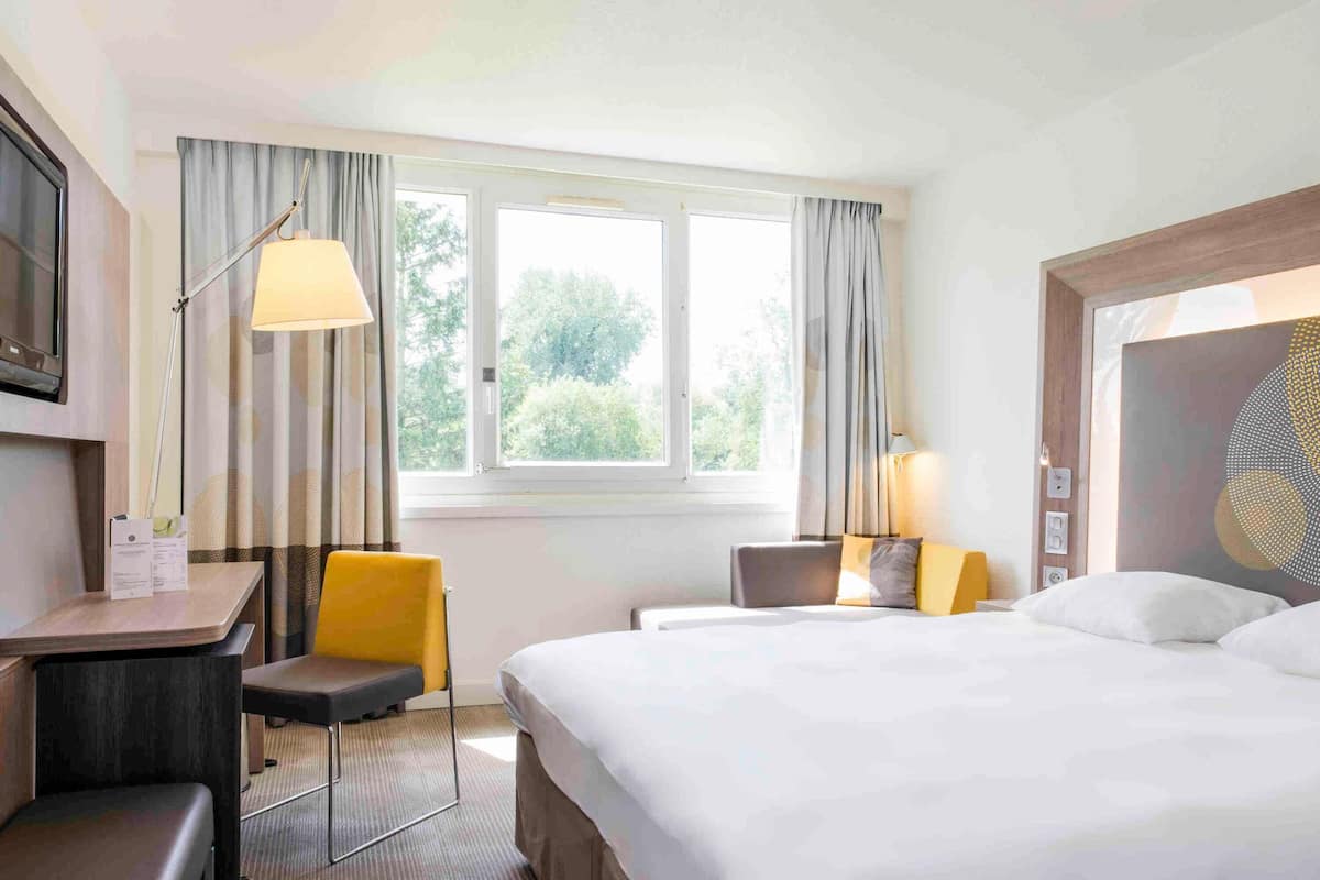 Premium bedding, minibar, in-room safe, desk