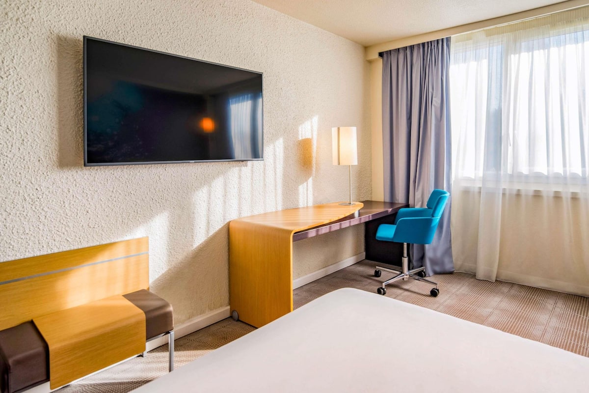 Premium bedding, minibar, in-room safe, desk