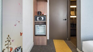 舒適客房, 1 張加大雙人床及 1 張梳化床 | 高級寢具、迷你吧、房內夾萬、書桌