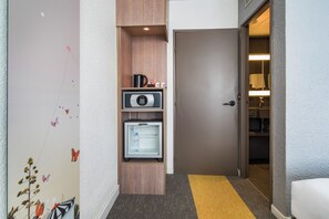 Phòng tiện nghi đơn giản, 1 giường cỡ queen và sofa giường | Bộ đồ giường cao cấp, minibar, két bảo mật tại phòng, bàn 