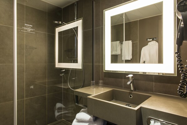 Douche, articles de toilette écologiques, sèche-cheveux