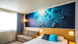 舒適客房, 1 張加大雙人床及 1 張梳化床 | 高級寢具、迷你吧、房內夾萬、書桌
