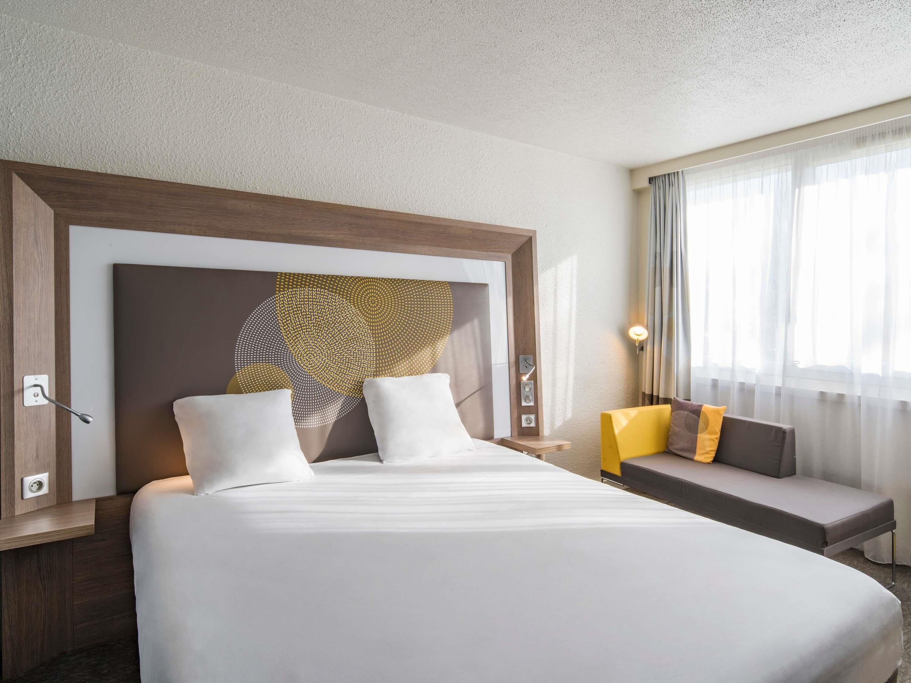 高档床上用品、迷你吧、客房内保险箱、办公桌