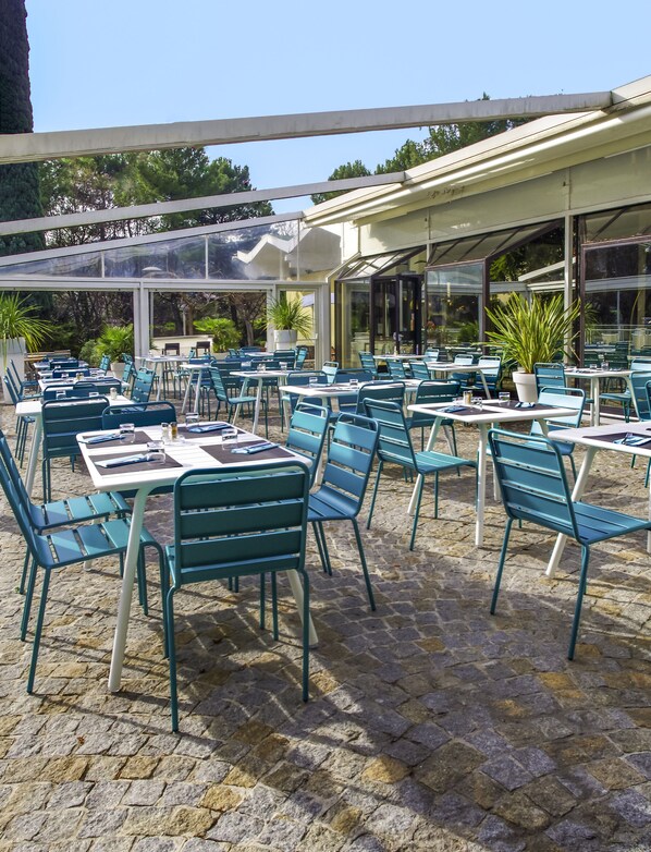 Breakfast, lunch, dinner served; pool views