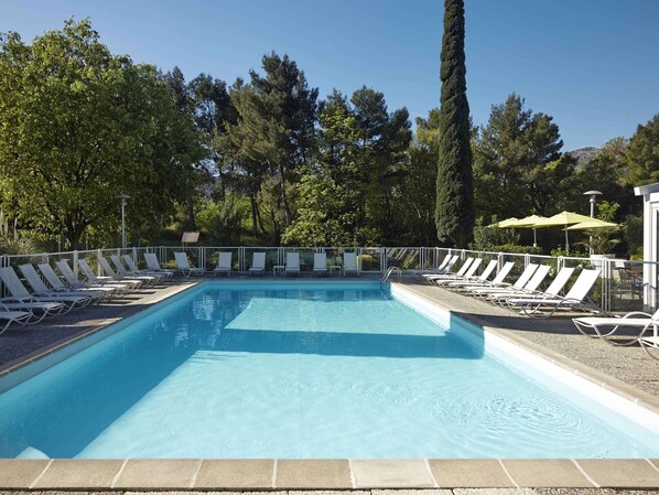 Piscine extérieure, parasols de plage, chaises longues