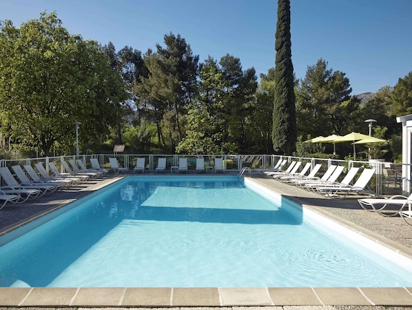 Una piscina al aire libre (de 10:00 a 20:00), sombrillas, tumbonas