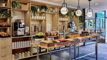 Petit déjeuner buffet servi tous les jours en supplément