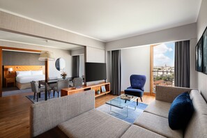 65-inch TV with satellite channels, pay movies - Paris Marriott Rive Gauche Hotel & Conference Center (Paris)