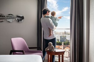 Ropa de cama de alta calidad, cubrecamas y minibar 