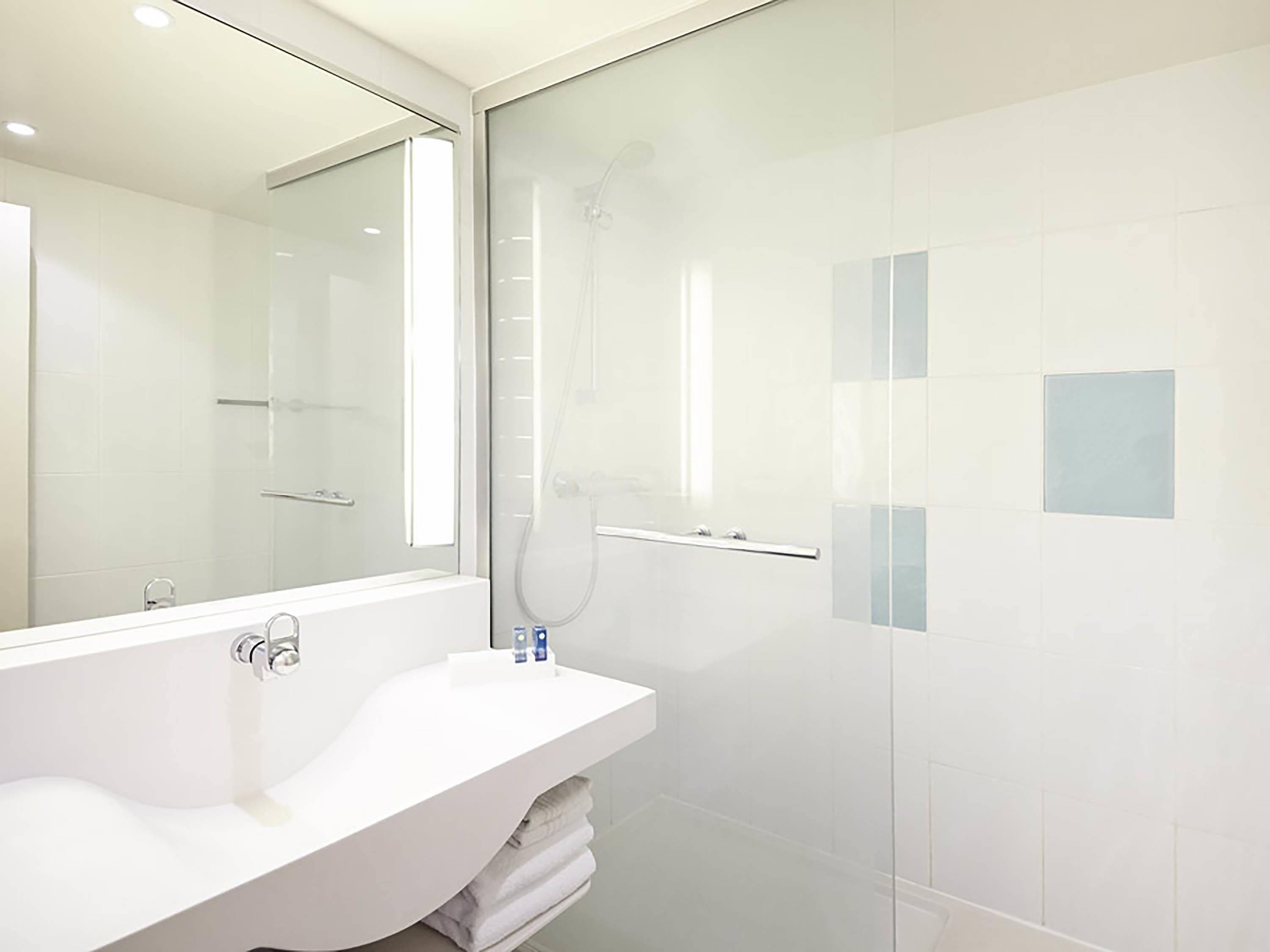 Habitación superior, 1 cama de matrimonio | Ropa de cama de alta calidad y minibar con artículos gratuitos