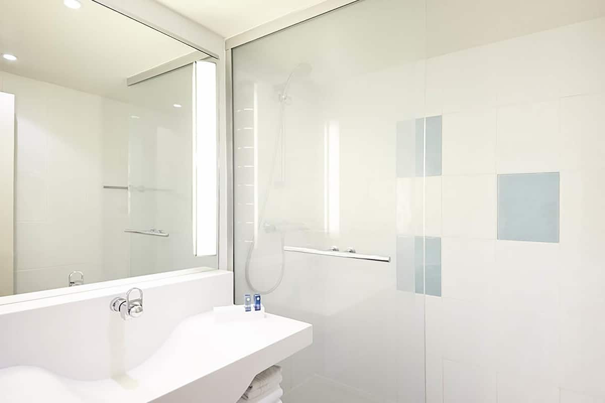 Superior Room, 1 Queen Bed | Premium bedding, free minibar, in-room safe, desk