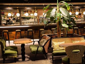 Petit déjeuner, déjeuner et dîner servis sur place, vue sur la piscine