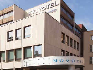 A modern hotel building with the name 'NOVOTEL' prominently displayed on the facade. - Novotel Metz Centre (Metz)