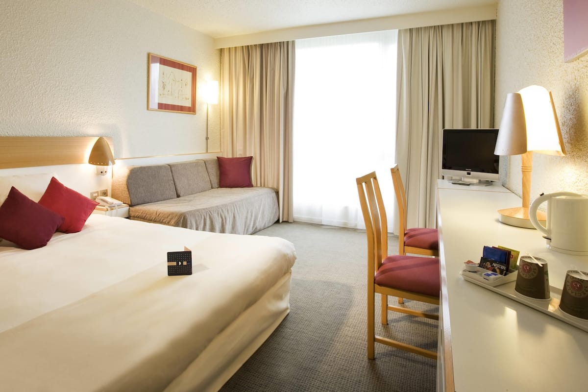 Premium bedding, free minibar, in-room safe, desk