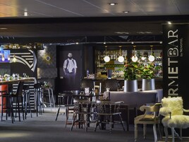 Se sirven desayunos y cocina francesa (con vistas a la piscina) 