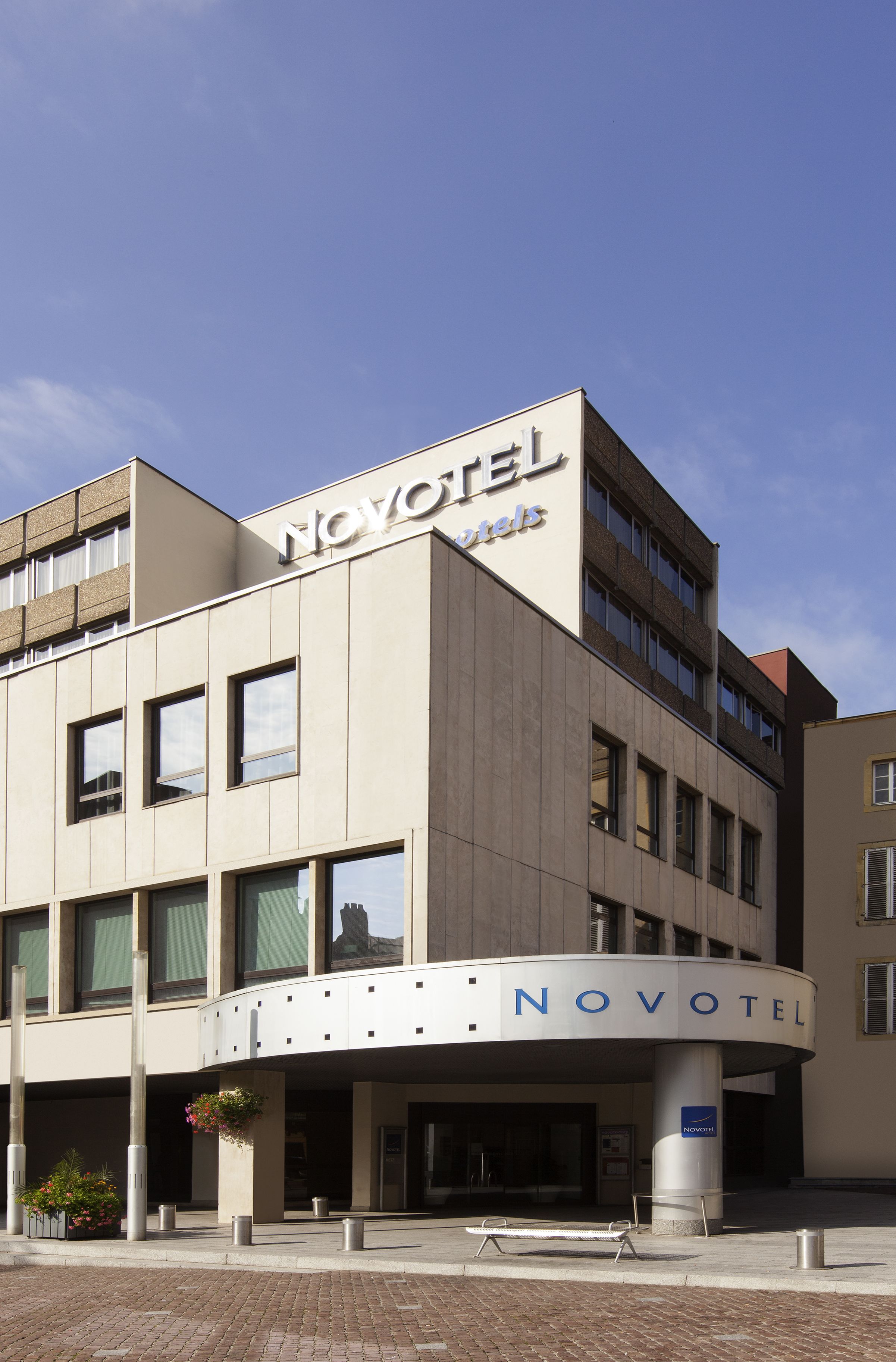 Un edifici d'hotel modern amb el nom 