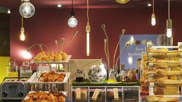 Se sirven desayunos y almuerzos; cocina francesa; con vista a la piscina
