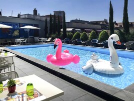 Una piscina al aire libre de temporada