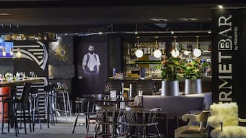 FrĂŒhstĂŒck, Mittagessen, französische KĂŒche, Blick auf den Pool