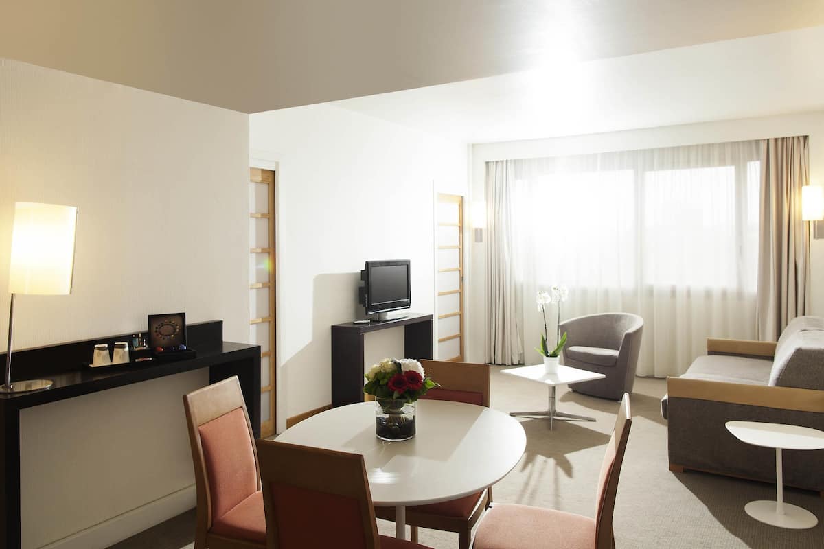 슈피리어 스위트, 퀸사이즈침대 1개 및 소파베드 | 고급 침구, 무료 미니바, 객실 내 금고, 책상