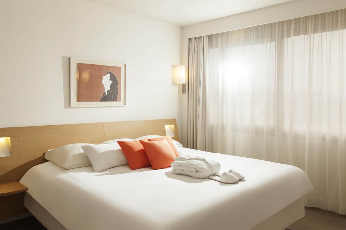 Premium bedding, free minibar, in-room safe, desk