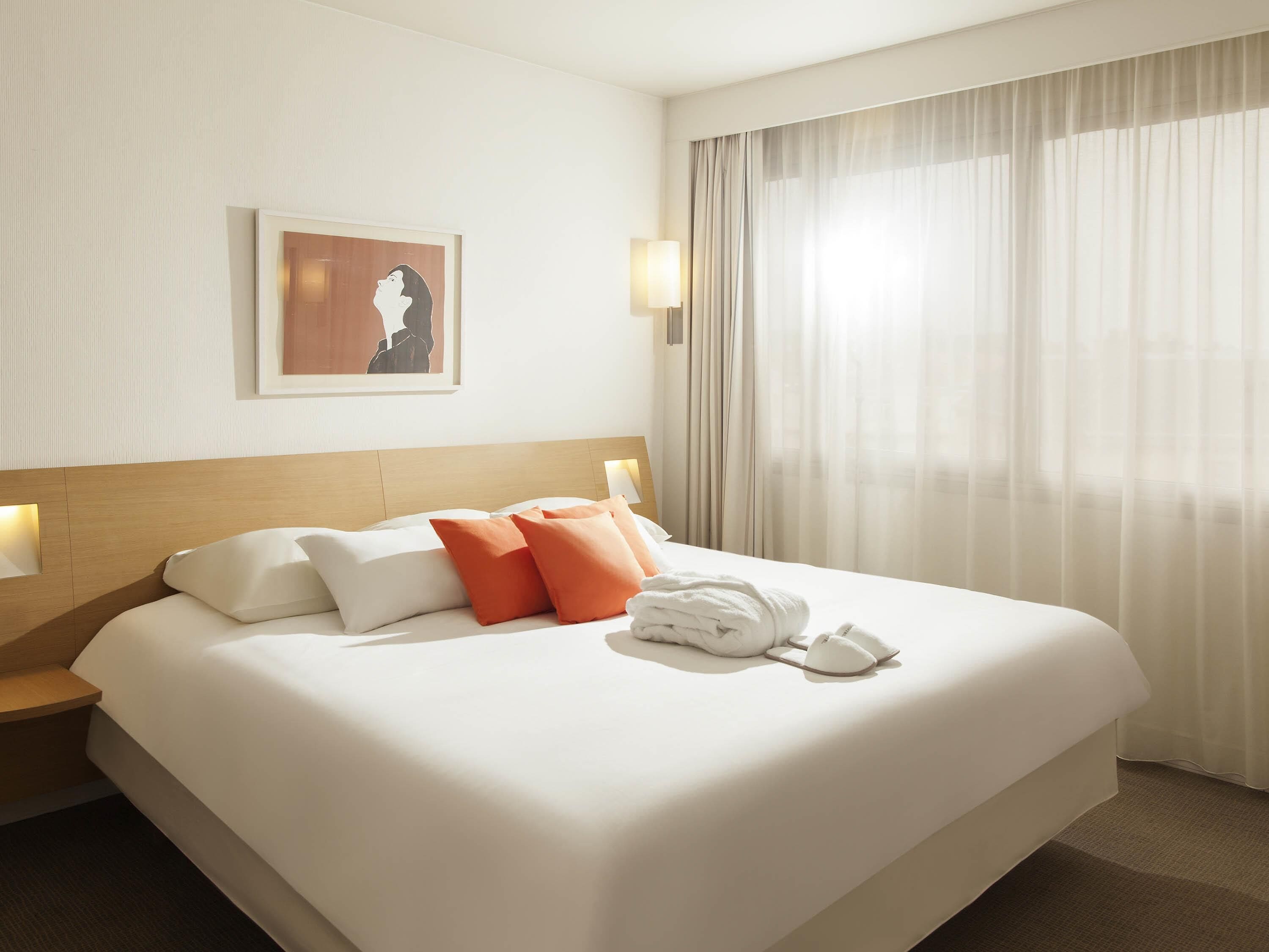 Premium bedding, free minibar, in-room safe, desk