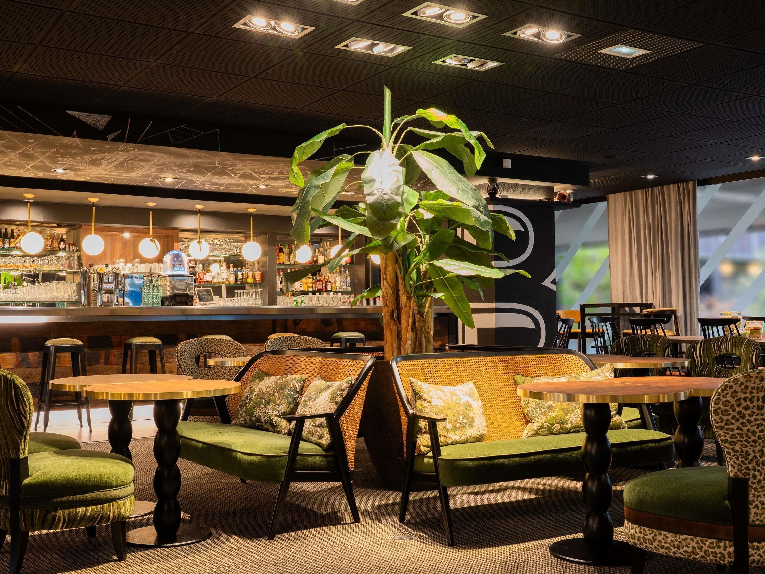 供應早餐、午餐和晚餐，法國料理，游泳池景觀