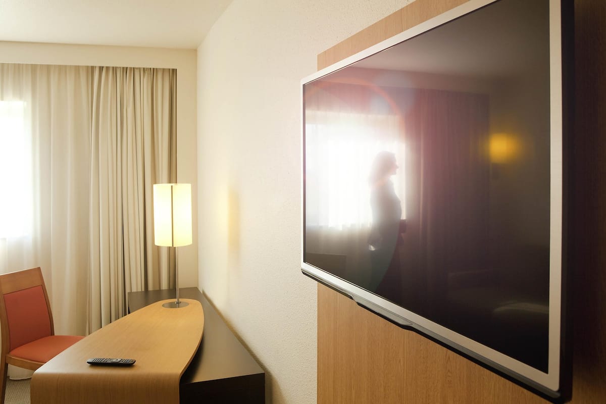 Premium bedding, free minibar, in-room safe, desk