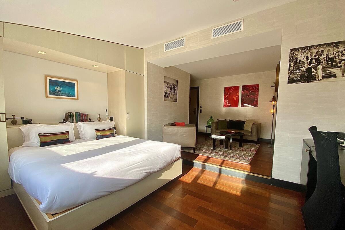 Junior Suite | Minibar, in-room safe, soundproofing, iron/ironing board