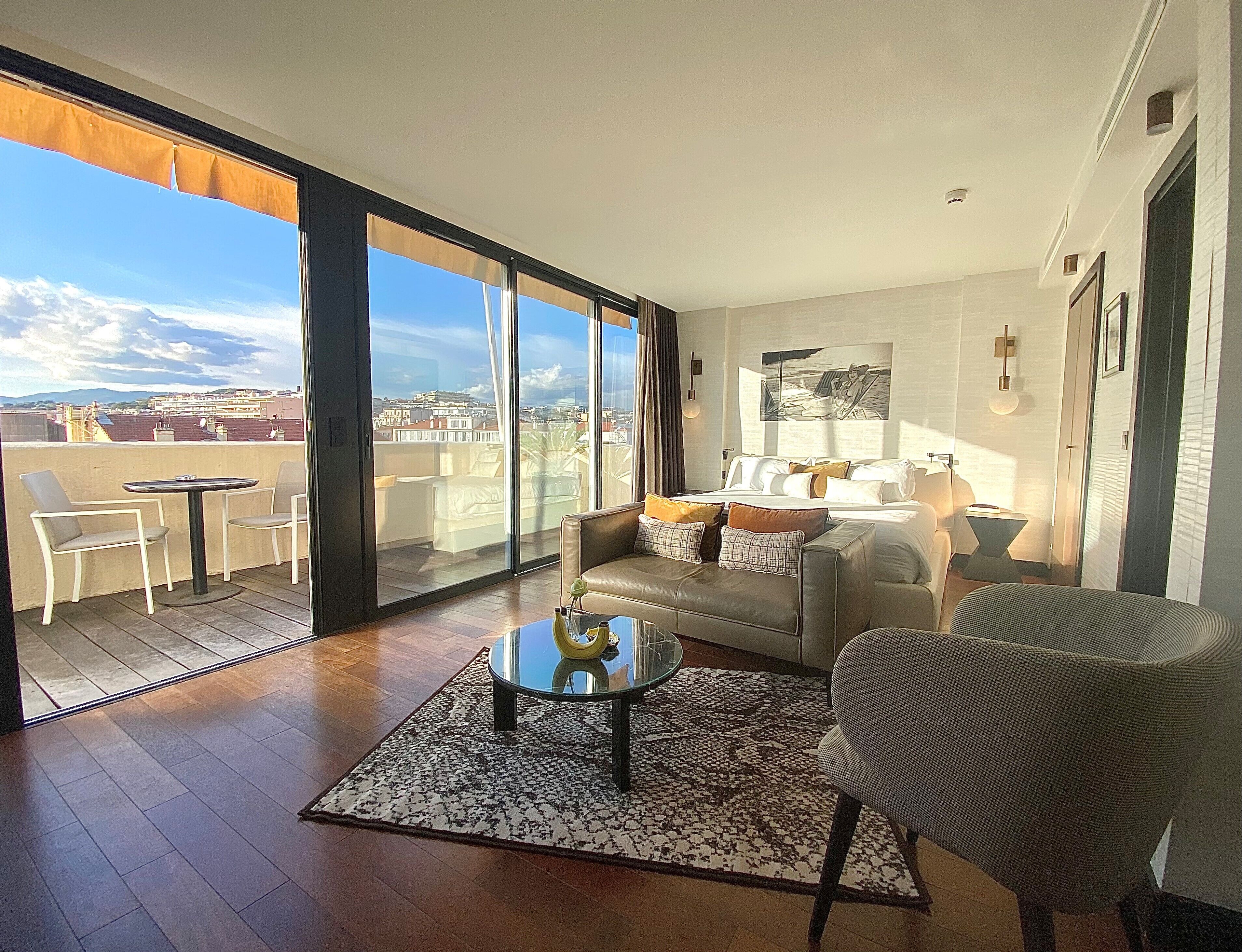 Suite | Minibar, in-room safe, soundproofing, iron/ironing board