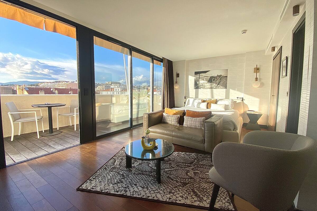 Suite | Minibar, in-room safe, soundproofing, iron/ironing board