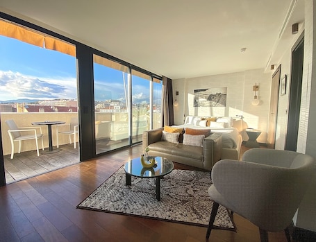 Suite | Minibar, in-room safe, soundproofing, iron/ironing board. Hôtel Cannes Centre Univers