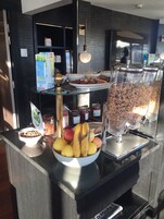 Een buffet met verschillende gerechten en bijbehorende sauzen.