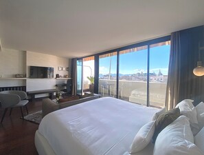 Suite | Minibar, in-room safe, soundproofing, iron/ironing board - Hôtel Cannes Centre Univers (Cannes)