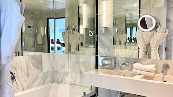 Suite | Bagno | Set di cortesia gratuito, asciugacapelli, accappatoio, asciugamani