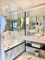 Suite | Baðherbergi | Snyrtivörur án endurgjalds, hárblásari, baðsloppar, handklæði